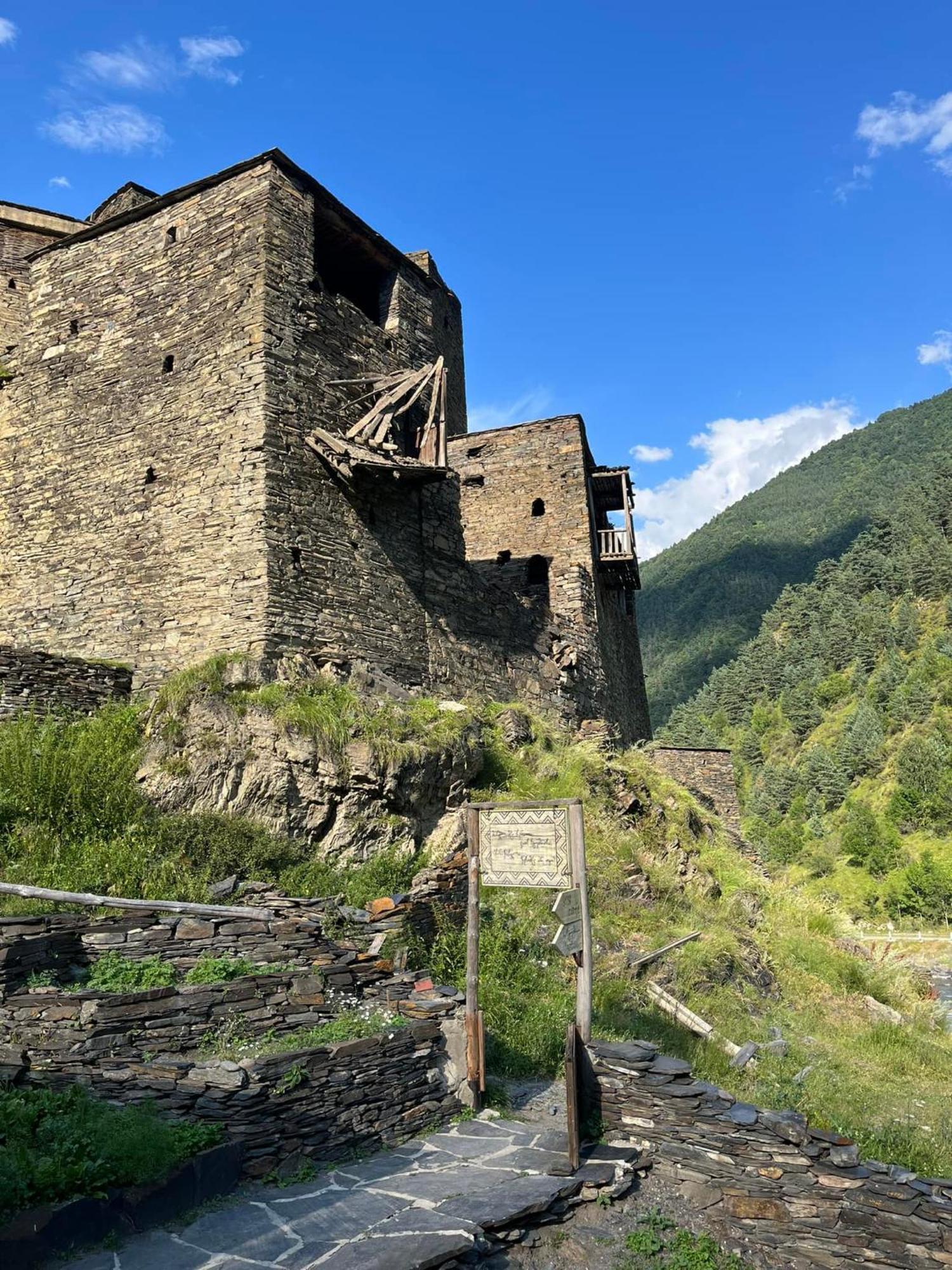 "Front Castle" Hotel Shatili Екстериор снимка