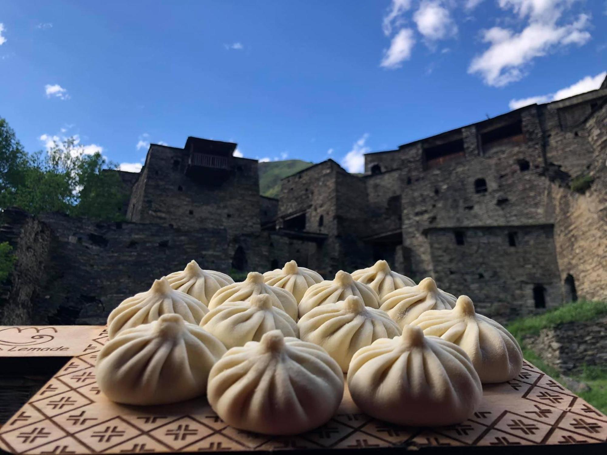 "Front Castle" Hotel Shatili Екстериор снимка
